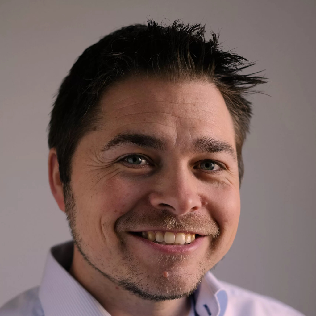 map[alt:Jakob Sauer Jørgensen class:w-full h-full object-cover object-center src:/images/about/JakobSauer.jpg]